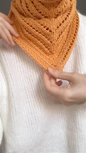 Knit triangle scarf ✨ #knittingpattern #knittingdesign #knitscarf #knittingtutorial #sophiescarf