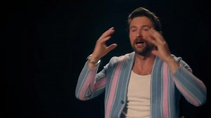 营销天才Ryan Reynolds再上线，为了给老婆Blake Lively的新电影《It Ends With Us》宣传，Ryan 拉上了自己的妈妈Tammy和好友Hugh Jackman，轮番对男主角Brandon Sklenar进行拷问，结果最后三人连同款应援服都穿上了，好厉害👍🤣 | Spotlite城人誌