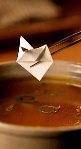 Art meets dinner 😍 The "Origami" Wonton Soup Prep time: 45 minutes (mostly folding) Cook time: 3 minutes Yields: 20 Wontons Ingredients The "Paper" (Wrappers) 1 pack square Wonton Wrappers (thin style, often labeled "Hong Kong Style") 1 small bowl of water (for sealing) Optional: Cornstarch (for dusting tools/tweezers) The Hidden Filling (Micro-Paste) 1/4 cup Shrimp or Pork paste (blended until completely smooth) 1/2 tsp Sesame oil 1/4 tsp White pepper 1/2 tsp Soy sauce Note: The filling must b