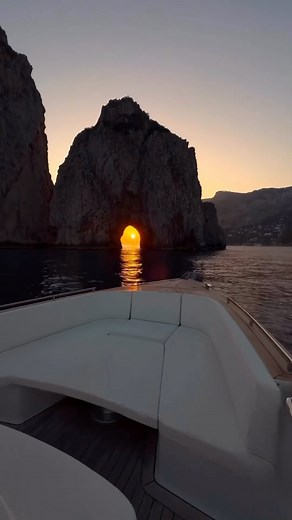 Les Faraglioni di Capri avec @capriboats.theoriginal 🌅 👉🏻 Trois formations rocheuses emblématiques situées au large de la côte de l’île de Capri, en Italie, dans la baie de Naples. ✨ Incroyable cet endroit non ? 🥰 Retrouvez nos adresses en cliquant dans notre lien en bio puis en cliquant à nouveau sur la vignette correspondante à ce post ✨ #capri #sunset #view #italie #naples #voyage #voyager #boat #lessplendeursdumonde #splendeursdumonde #lessplendeurs #splendeurs #beautiful #destination #b