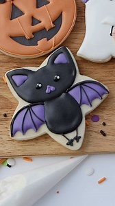 Share this cookie idea with your bestie for your upcoming baking/spooky movie night. (Not sure if that’s actually a thing but I think I now need to make that a thing, don’t you?) I originally saw this design posted by @thebearfootbaker a few years back so please give her all the credit for the genius idea. Decorating cookies, Halloween treats, bat cookies, cookie flips, Halloween cookies, reels for kids, Halloween diy, royal icing, sugar cookies, satisfying | Garty Goodies Cookies