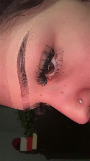 Eyebrow Tutorial: Shaping and Makeup Routine