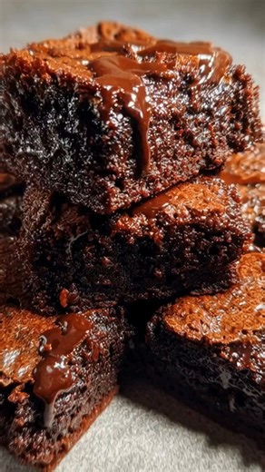 No Added Sugar 3-Ingredient Applesauce Brownies 🍫🍎 Fudgy, deeply cocoa-forward brownies made with pantry basics and nothing added for sweetness. 📋 Ingredients 1 cup unsweetened applesauce 2 large eggs 1/2 cup unsweetened cocoa powder 🍳 Method Preheat the oven to 350°F (175°C). Line an 8x8-inch baking pan with parchment paper. In a mixing bowl, whisk the eggs until smooth and slightly foamy. Whisk in the applesauce until fully combined. Add the cocoa powder and whisk until a thick, smooth bat