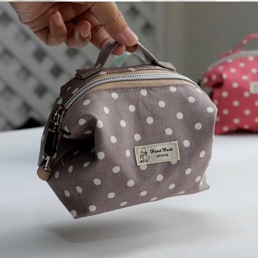Ae PooiM on Instagram: "Cute pouch bag idea! - Sewing tutorial. Learn more: Watch full video version with measurement detail on my youtube channel Youtube : Ae PooiM #diybag #bagtutorial #sewingprojects #sewingbag #easysewing #fabricbag #pouchbag"