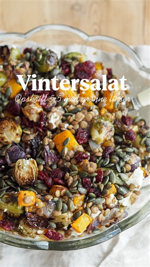 I dag får I den sidste opskrift i min serie med grønne linser. Den skønneste vintersalat med ovnbagt rosenkål, græskar og rødløg, vendt med grønne linser, salatost og dressing. Den er både god lun og kold, så den er genial til frokost dagen efter, hvis man har rester. Jeg spiser den både som et måltid i sig selv eller som tilbehør til nogle vegedeller af en art. Den kunne også være et grønt og farverigt indslag til juleaften🎄 Husk at gemme opskriften💌 🛒 Det skal du bruge (1 stor skål): 2,5 dl