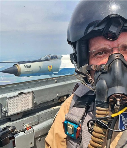 Ce face un militar pilot de supersonic după ce trece în rezervă? Zboară în continuare, mult mai încet, cu mult mai puţine suprasarcini și formează piloți civili. Cel puțin, aceasta este povestea comandorului în rezervă Daniel Moise, unul dintre cei mai buni piloţi de acrobaţie cu MIG-21 LanceR. Am zburat cu el cu supersonicul, dar și acum, cu avionul de şcoală. #aviation #pilot #jet #mig21 #romania