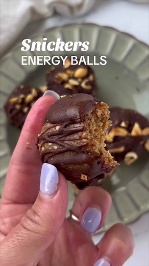 Snickers Energy Balls!!! What you need to make them: 2 cups rolled oats 1 cup Medjool dates pitted 1 cup all-natural drippy peanut butter ½ cup honey ½ cup salted peanuts separated 6 oz. dark chocolate chips ~¾ cup 2 teaspoons coconut oil 1 teaspoon flakey sea salt PS: this is our Fit Foodie Cooking Club recipe of the month. So, if you make them, we’d love to see it on the blog you’d get entered to win a $100 @lululemon gift card.