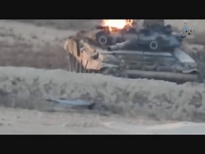 ［戦車］攻撃を受けハッチから炎を吹き上げるT-90戦車［T-90］
