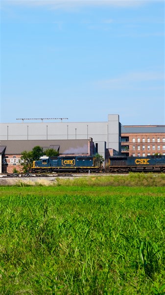 A classic SD40-2 leads a CSX grain train through Richmond, Virginia on a humid summer morning! ➡️ Follow @trainiacproductions for more original train content! #trainiac #railfan #trainspotting #trains #railways #fyp #CSX #railroad #richmond #virginia | Trainiac Productions