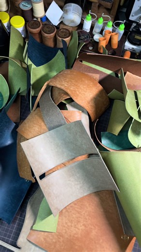 Скоро будут 5 новых длинных кошельков для всех желающих! Ограниченное количество в связи с переходом на другую кожу. Поэтому кто заинтересован, пишите! Цена одного кошелька 6200 грн. #wallet#longwallet#travelwallet#handmadewallet#womenswallet