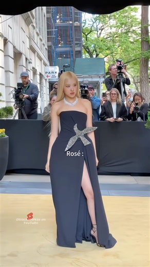 Rosé attends at the Met Gala event!! ✨🖤 #blackpink #rosé