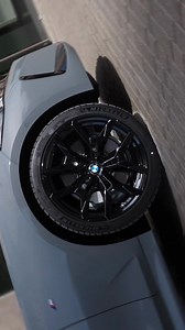 Zaključaj i kreni! 🔒 Novi BMW Serije 3 sa 19'' M aluminijumskim felnama, double spoke style. #THENEW3 #BMW #3Series #Serija 3 #BMWSrbija __ BMW Serija 3 Sedan: Kombinovana potrošnja goriva: 7,8 – 7,0 l/100 km. Kombinovana emisija CO2: 175 – 158 g/km; klasa(e) CO2: F. Svi podaci prema WLTP-u. | BMW Srbija