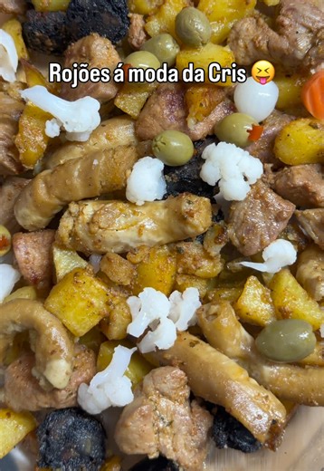 Rojões á moda da Cris 😝😉😉🤤🤤🤤 Rojões Morcela Tripa Batata Arroz Vinho, colorau, sal, salsa, alho, azeite, Loureiro, q.b (quem gostar pode usar cominhos também) Temperei os rojões no dia anterior com vinho, azeite, sal, salsa, louro, colorau e alho. No dia seguinte coloquei os rojões num tacho e deixei refogar um bocadinho para libertar mais sumo da carne. De seguida juntei o molho do tempero e deixei cozer até reduzir e ficar cozidos e “caramelizados” Descasquei batatas, parti aos cubos e f