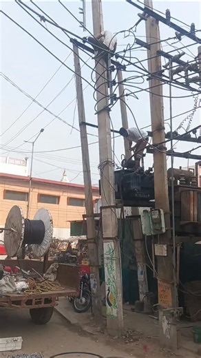 Sumit Vats Pandit on Instagram: "आ जाव गी लाइट 5 बजे तक 🤣🤣🤣🤣🤣🤣"