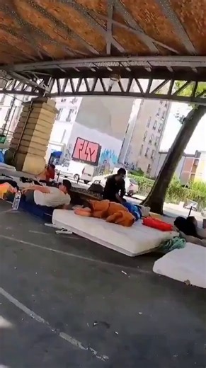 🚨🇷🇺 La ville russe de Krasnodar est envahie par les sans-abri, les ordures et le chaos, tandis que l'UE déploie son 20e train de sanctions contre Poutine !Je PLAISANTE – il s'agit de PARIS, en France, où vous risquez l'arrestation pour avoir partagé cette vidéo – à moins que quelqu'un ne vous décapite avant de la filmer.🇫🇷 Soutenez-nous en nous suivant sur 𝕏 🌐 Notre Telegram en cas de censure : https://t.co/7BI2uMGmUb 🇫🇷