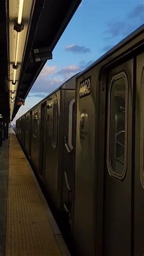 IRT Livonia Avenue: R142 "5" train bypassing Junius Street