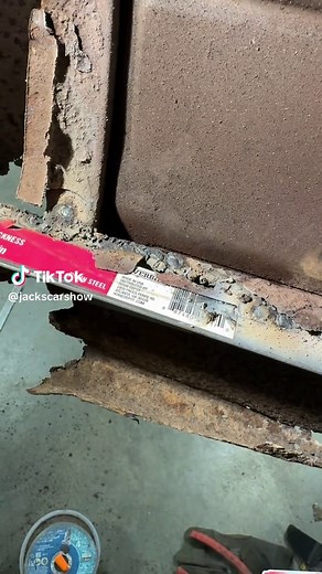 Dont worry, it’s probably fine. #welder #cabover #shitbox