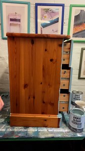 Just a quick coat of the very soft and gorgeous Annie Sloan Svenska Blue Chalk Paint to freshen up these little pine bedside tables. Annie Sloan Chalk Paint is such a quick and easy way to transform old furniture into something new! And we’ve got lashings in stock … of course we have … we’re an Annie Sloan Flagship Store 🤩 #furniturepaint #anniesloanchalkpaint #surrey | Westcott & Williams