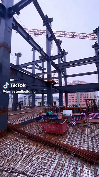 The hoisting operation of primary and secondary steel beams in a multi-story steel frame! A 200-ton crane meticulously threads the needle in mid-air.#steelstructure #heavysteelstructure #constructionsite #steelstructuremanufacturer #chinasteelstructuremanufacturer