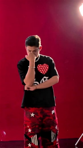 Có ai sống 2 cuộc đời như tui hông. Sáng thì chill chill bên @Xóm của Long tối thì đi hát đi quậy bên đây 📸 @tiemanhcuasun_vinhlong #LongNonLa