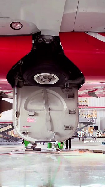 Wheels on the bus go 🆙🆙🆙 #airbus #a320 #fyp #redcap #aircraftmaintenance