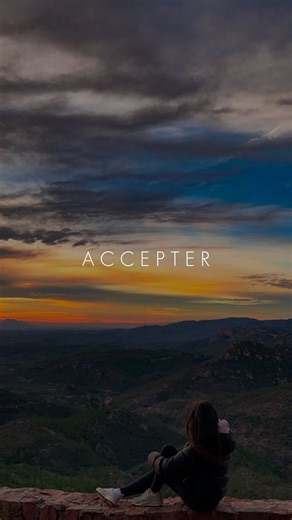 Amélie 🌏 Voyage & Introspection on Instagram: "Les étapes de ma rupture – partie 5. Parce que ces derniers jours je trouvais que je stagnais, que j’étais ni guérie, ni aussi mal qu’au début. Ni en train de pleurer, ni en train de rire. Juste un milieu, éteinte, que je ne comprenais pas. Alors j’ai juste écouté mes émotions, ce qu’elles essayaient de me dire. « Qu’est-ce qui me retient en ce moment ? » Et j’ai réalisé que ce n’était plus la tristesse, ni la colère, ni l’injustice, mais simplemen