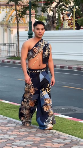 Adisak makeup on Instagram: "Bangkok city ❤️🫶🏼🇹🇭 @basadisak_32007 @adisak_makeup @rak_raek"