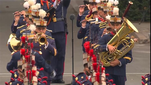 Solemne izado de la bandera de España en el acto del Día de la Hispanidad y Día de la Fiesta Nacional. | Monarquía Española