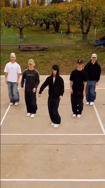 Let me be 👯‍♂️ #letmebe #dance #trending #shorts #video #topdance #trendingsong
