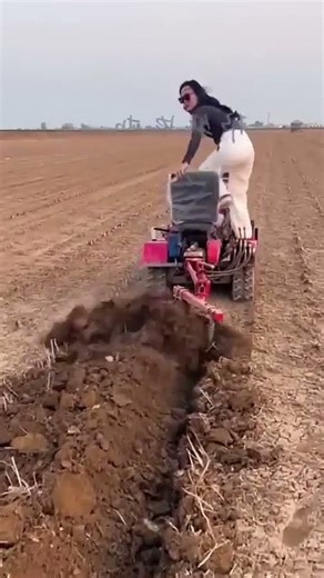 Farming Go-Kart with Attitude? 🌾🚜 (She’s Living Her Best Farm Life!) #farmtech #minitractor