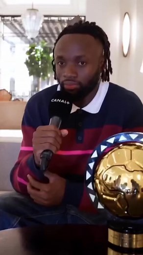 🌀Sur Canal , Fiston Mayele🇨🇩 raconte qu’il a souffert avant de remporter le titre de meilleur joueur interclubs de l’année 🏆 | David Bitwayiki
