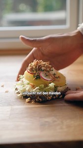 Smørrebrød mit Kartoffeln, Radieschen und crunchy Röstzwiebeln! 🇩🇰🥪🥔✨ Anleitung: Dänisches Roggenbrot großzügig mit veganer Mayo bestreichen, die du vorher mit etwas Senf und frischem Zitronensaft verfeinert hast. Ein paar knackige Salatblätter darauflegen, gekochte Kartoffeln und frische Radieschenscheiben sowie Sprossen hinzufügen. Zum Schluss knusprige Röstzwiebeln und eine Prise Salz darüberstreuen – fertig ist dein Smørrebrød! #Smørrebrød | Vegane Wunder