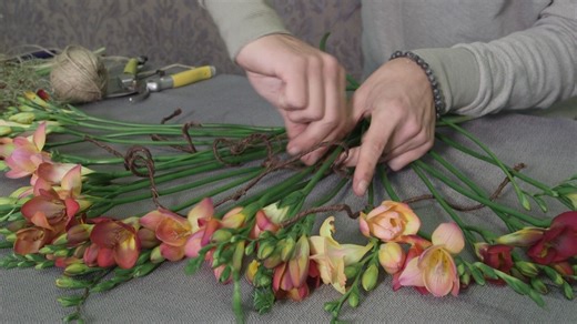 47K views · 1K reactions | It can be a challange creating a fan shaped Freesia Bouquet, here Dylan shows his way to create one in a simple yet efective way... using the beautiful freesia flowers in combination with wires and additional materials it bring a cool result. Inspire yourself and others! #freestylereesia #freesialowers | We all are the FlowerFactor. | Facebook