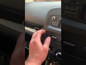 Come inserire il codice radio su una Renault Clio 4?