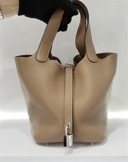 Erica Fajardo - The Bag Compartment MNL on Instagram: "🩷 Pre-Valentine Sale is here! ‼️ PRE-OWNED & GUARANTEED AUTHENTIC PICO 18 BEIGE DE WEIMER Stamp Y (2020) Pre-Valentine Sale Price: 185K Open for layaway until 3 months (4 checks) with minimal interest 🚨Deferred payment for up to 24 months is available to all BPI credit card holders. Dimensions: 7” L x 7.4” H x 5” W Handle drop - 5” Inclusions: Orig. Dustbag Padlock & 2 keys Discounted Entrupy Certificate of Authenticity *50% Discount on Ba