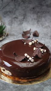 Recette glaçage miroir cacao 🍫 210g de sucre 75g d’eau 70g de cacao non sucré 145g de crème liquide 8g de gélatine Porter l’eau et le sucre à ébullition jusqu’à 103°. En parallèle, faire chauffer la crème liquide. Hors du feu, ajouter le cacao tamisé. Ajouter la gélatine préalablement réhydratée et essorée et la crème. Mixer avec un mixeur plongeant ou filtrer le glaçage dans un tamis. Verser le glaçage à 30/34° sur un entremets/ bûche congelé. Décorer et laisser décongeler 4/5 heures au frigo.