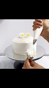 Beautiful White Flower Piping Tutorial #cakeart #cakestyle #cake #cakedecorating #flowers #fbreelsvideo #viralreelsシ #fbreelsfypシ゚ #fypシ゚ | Dessert Studio
