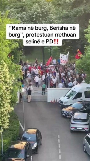 "Rama në burg, Berisha në burg”/ Protestuesit rrethojnë selinë e PD-së...