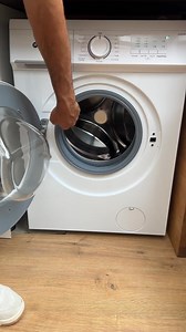 Un lave-linge impeccable en 8 étapes express ! 🧽 🔌 1. Débranche l’appareil ou éteins-le → bouton OFF ou prise 🚪 2. Ouvre le hublot → vérifie la charnière et les joints 🧽 3. Nettoie les joints → chiffon humide 🧴 4. Tire le bac à lessive 🪛 5. Démonte & nettoie le bac → chiffon humide 🚿 6. Ouvre & rince le filtre sous l’eau 🔄 7. Lance un cycle à vide → vinaigre 60°C 🌬 8. Laisse le hublot entrouvert pour aérer | ecosystem.eco