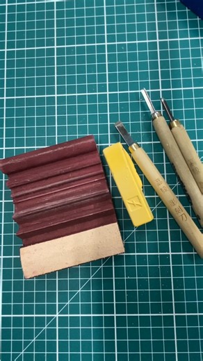 Handprinted on Instagram: "Learn how to maintain your linocut and wood carving tools in under 5 minutes with the Flexcut Slipstrop ⏲️✨ #printmakingforthepeople"