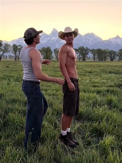 Hunks Love 壮男之爱 #hunk #muscle #handsome #cowboys #loveislove #beautifulmusclemale #肌肉 #肌肉男 #帅哥