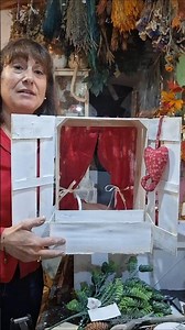 Creiamo insieme con materiali di recupero una finestra decorativa.