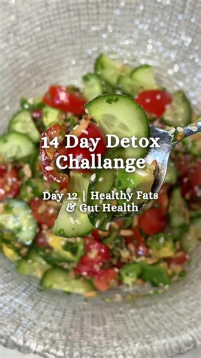 Detox Challenge — Day 12 ✨ Ingredients: • Cucumber – 1 • Avocado – 1/2 • Tomato – 1 • Cilantro – a handful • Walnuts – 1 tbsp • Sunflower seeds – 1 tbsp • Sesame seeds – 1 tsp • Lemon juice – 1 tbsp • Olive oil – 1 tbsp • Salt – 1/2 tsp • Black pepper – 1/2 tsp Detox Level: 🍋‍🟩🍋‍🟩🍋‍🟩🍋‍🟩 This nourishing salad supports balance, satiety and skin glow Cucumber and tomato hydrate and refresh, avocado and olive oil provide healthy fats and walnuts and seeds deliver minerals and omega-rich nour