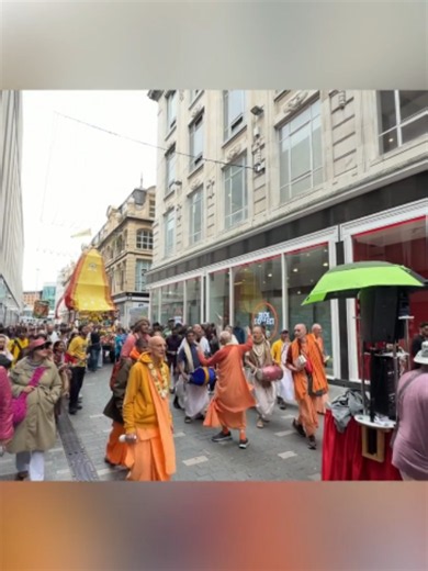 A celebration of culture in the heart of Liverpool 🌍✨ The Festival of Chariots' danced through the city centre today featuring live music, traditional dance performances and a striking chariot procession. The family-friendly event offered locals a chance to experience free vegetarian food and the ancient tradition of kirtan (mantra meditation) a practice famously popularised in the West by Liverpool’s own George Harrison. #liverpoolecho #merseyside #liverpool