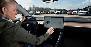 Physical buttons outperform touchscreens in new cars, test finds