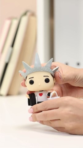 Funko POP! TV: Friends - New York Chandler Bing - Collectable Vinyl Figure - Gift Idea - Official Merchandise - for Kids & Adults - TV Fans - Model Figure for Collectors and Display