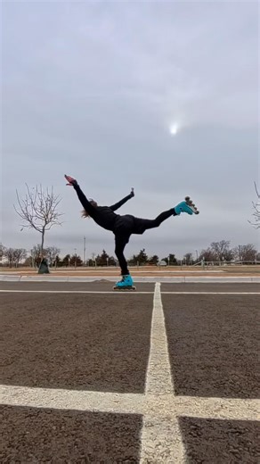 Spiral Combos II 🌀 #inlineskating #rollerblading #tricks #wizardskating #inlinefigureskating