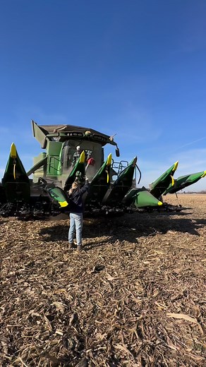 We had a great experience running the NorthStar 830 folding corn head with XDC rolls this harvest season! Always great when you don’t need to do any repairs after the season. #Geringhoffusa #farmwithzoe #foldingcornhead Geringhoff USA | Farmwithzoe