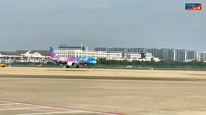 On Nov 18, a China Southern C919 completed its flight to #Ningbo with 162 passengers on board, marking the debut of China's homegrown large passenger jet on the busy Ningbo-Guangzhou route. The aircraft now serves two daily round trips, supported by dedicated check-in and security lanes. #NingboFocus [Video/Ningbo Today] | Insight Ningbo