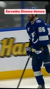 Viac sa dozviete: https://sportnet.sme.sk/spravy/hokej-vysledky-dnes-streda-19-november-nhl-2025-2026/ 🏒 Šimon Nemec v potýčke s hráčmi Tampy Bay #hokej #hockey #nemec | Sportnet.sk